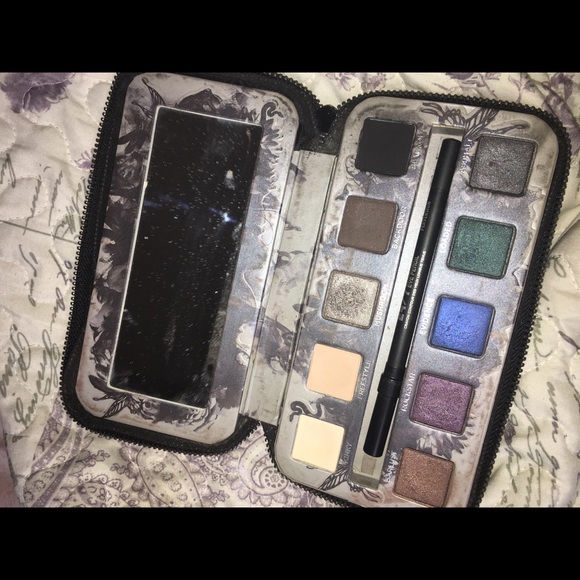 Makeup - Picture 3 of 7